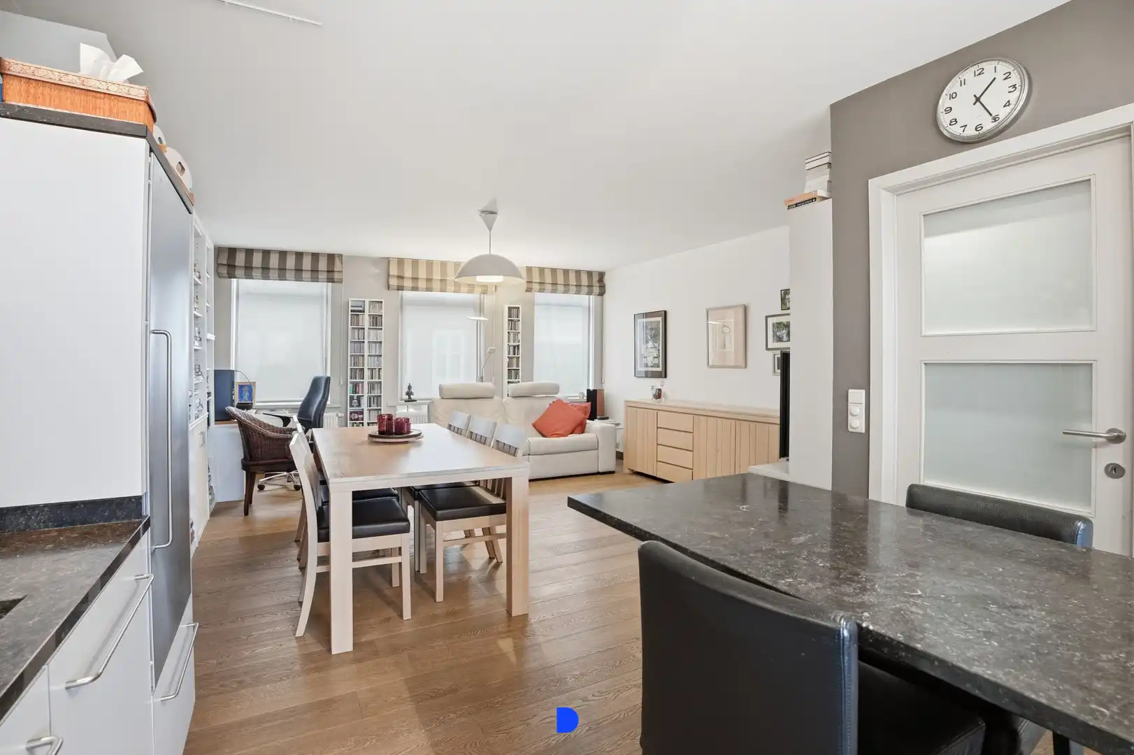 Veelzijdige rijwoning met 2 garages in het centrum van Tielt! foto 4