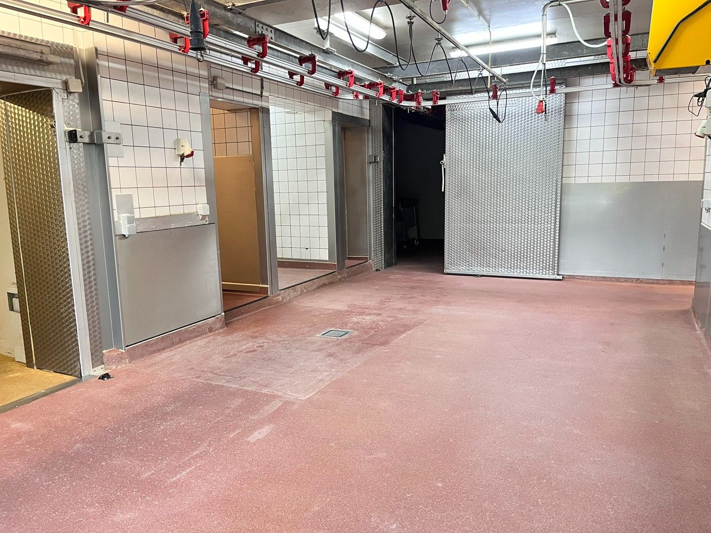 Gelijkvloerse koel- en handelsruimtes met laad- en loskade foto 12