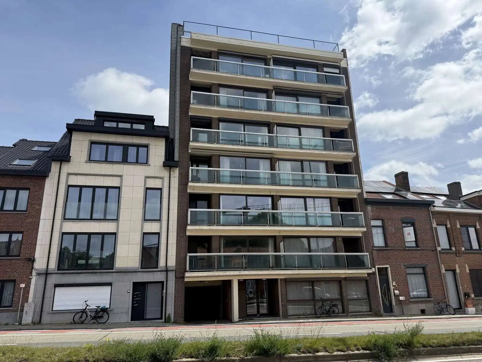 Autostaanplaats te koop in Leuven.  foto {{pictureIndex}}