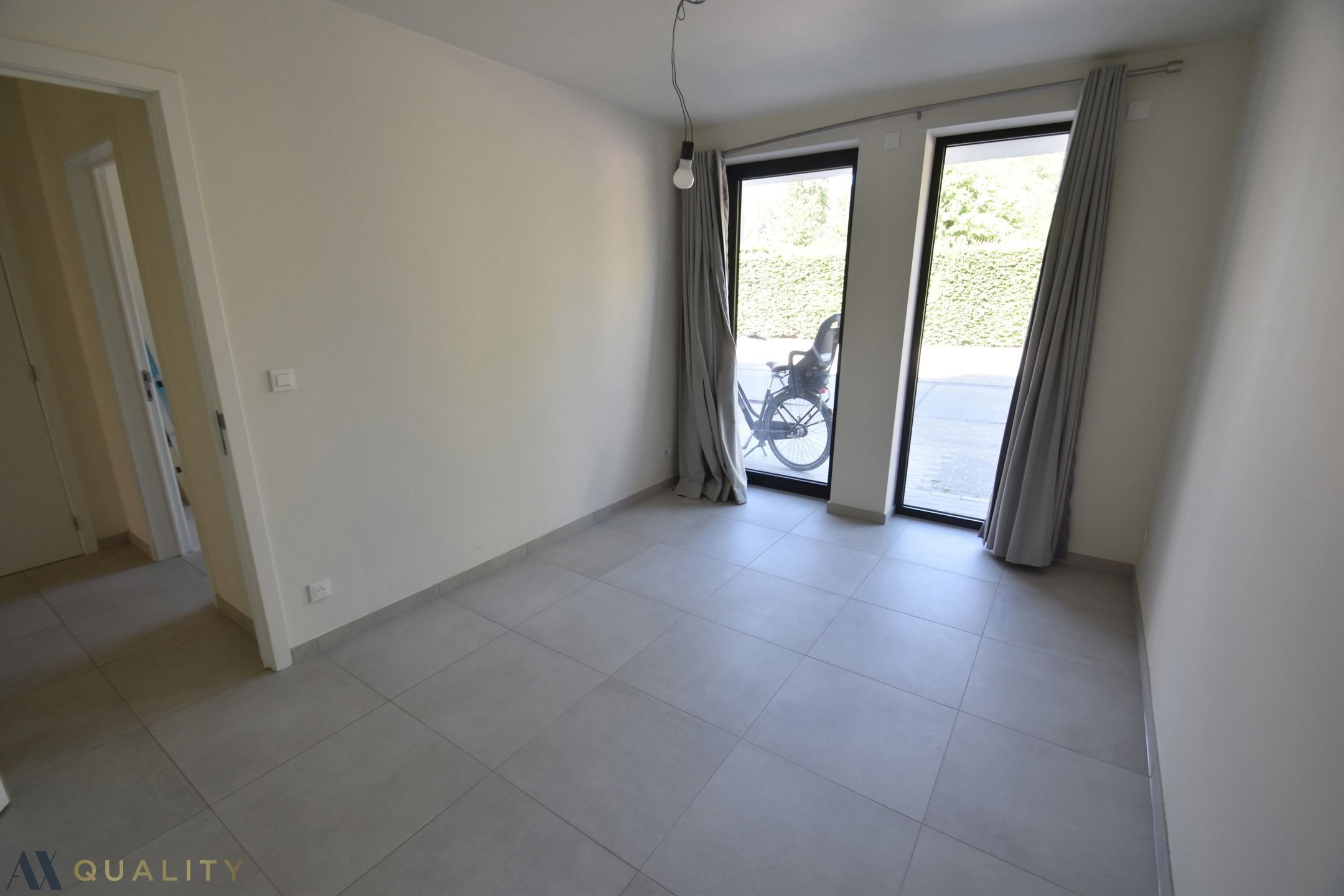 Energiezuinig recent gelijkvloers 2-slpk. appt met terr., tuin en autostaanplaats foto 12