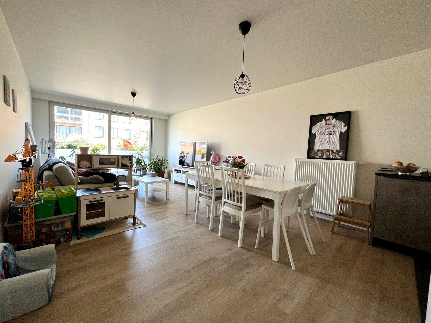 Gelijkvloers 2-slpk appartement met tuin en garage foto 2