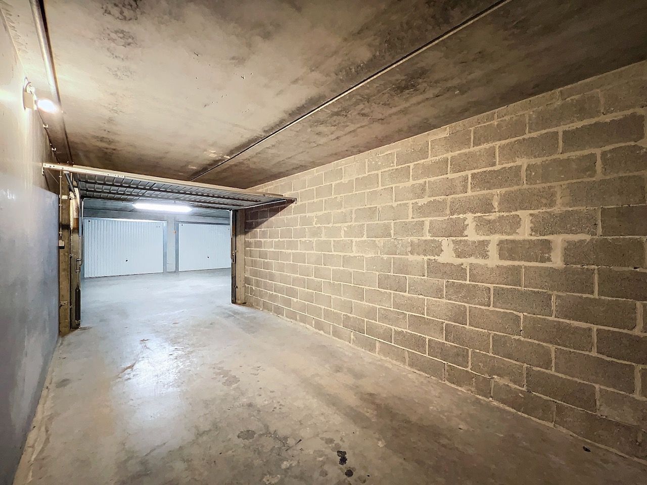 Ruime gesloten garagebox op wandelafstand van de Zeedijk foto 7