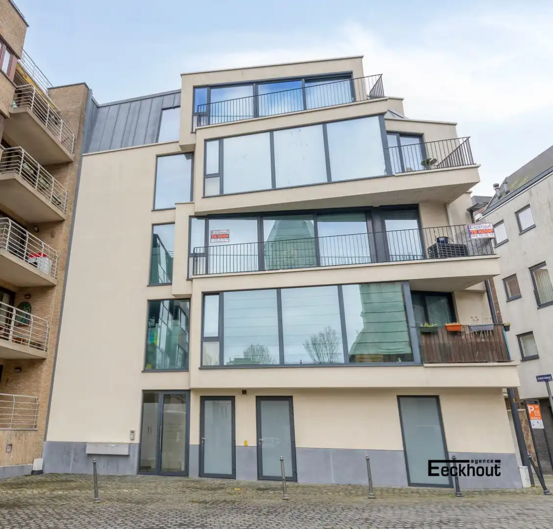 Modern appartement met terras en open zicht op Petrus- en Paulusplein. foto {{pictureIndex}}