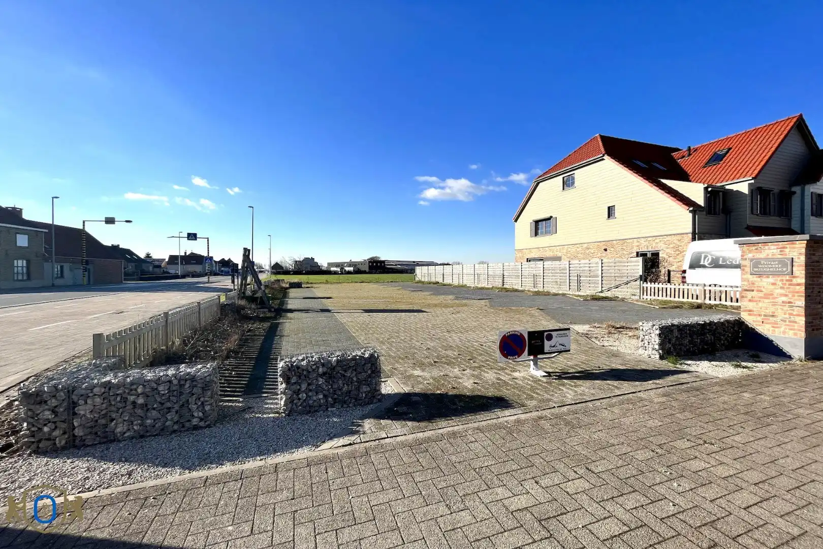 Parkeerterrein met 14 staanplaatsen foto {{pictureIndex}}