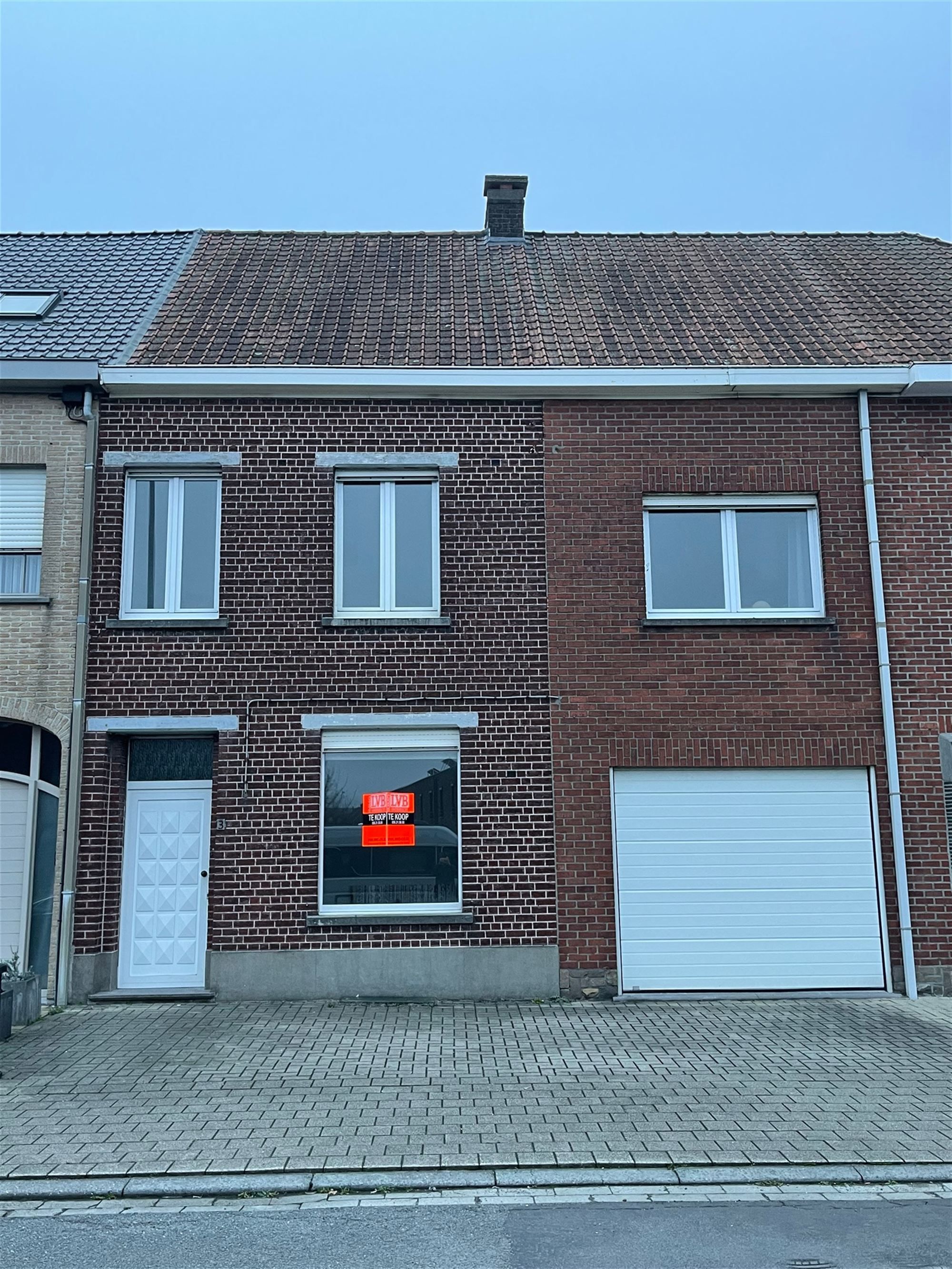Hoofdfoto van de publicatie: Woonhuis met dubbele garage