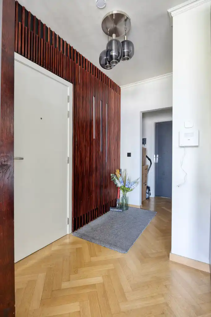 Gerenoveerd appartement met twee slaapkamers en parking foto 4