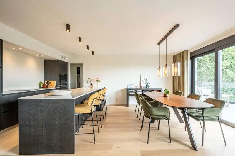 Prachtig afgewerkt appartement met ruim zonneterras én 2 slaapkamers in centrum Waregem TE KOOP! foto {{pictureIndex}}