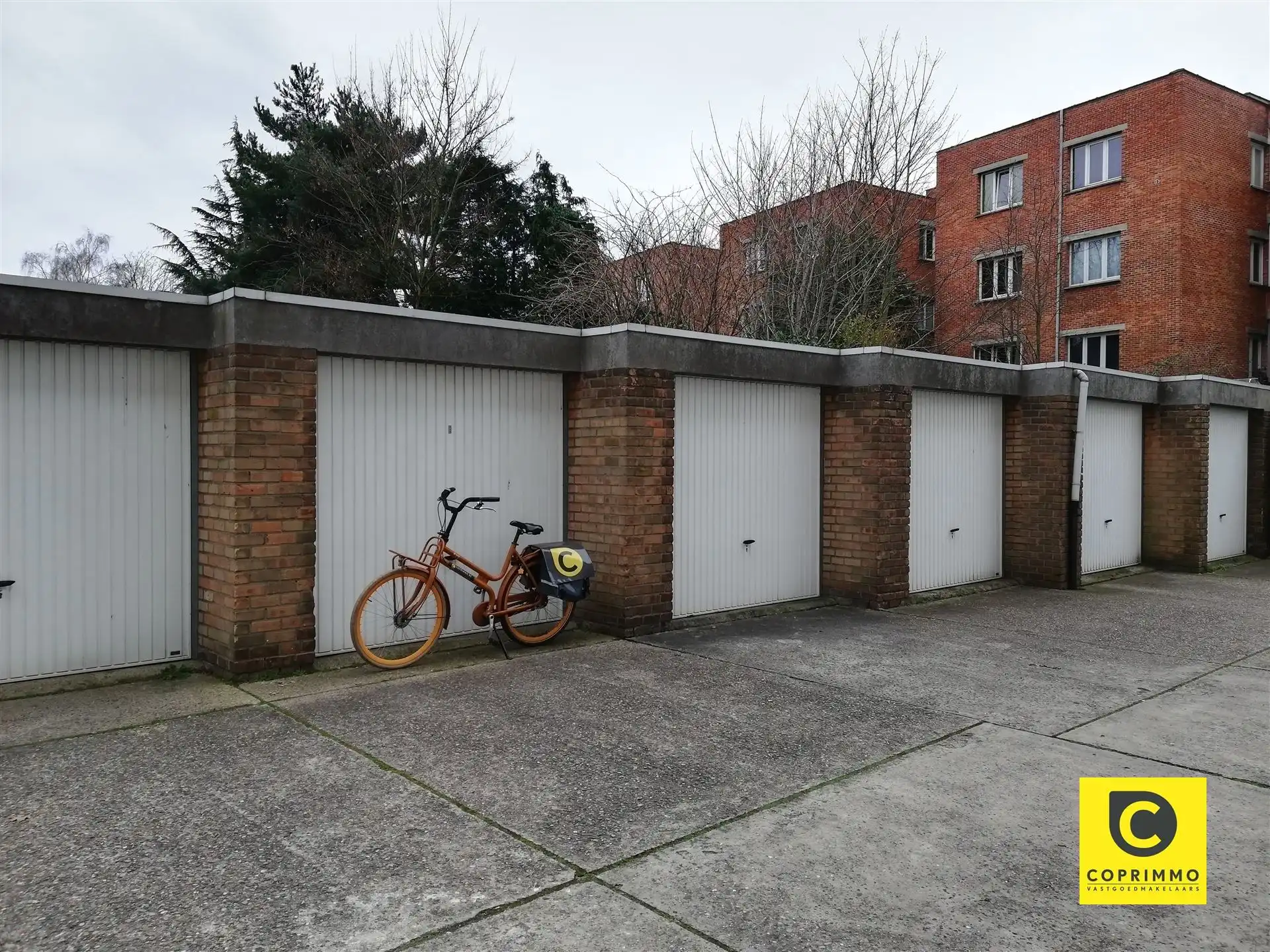 Bovengrondse garagebox met elektrische poort op zeer centrale locatie foto 4