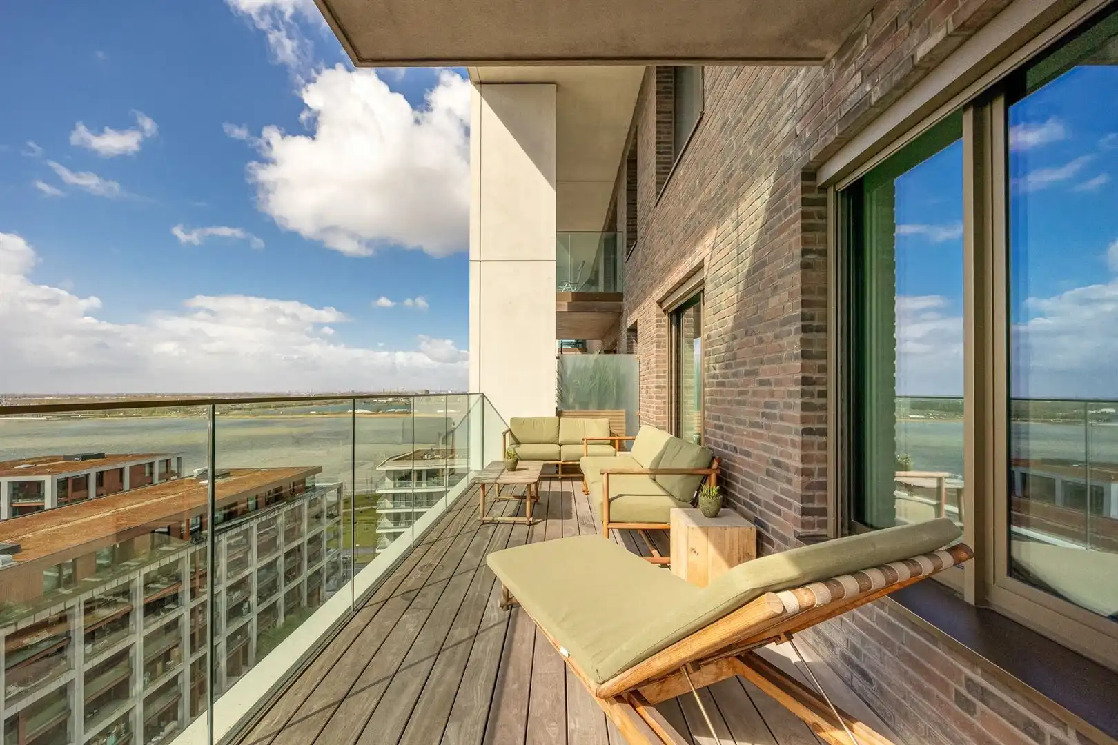 Scheldezicht met terras en parking foto 7