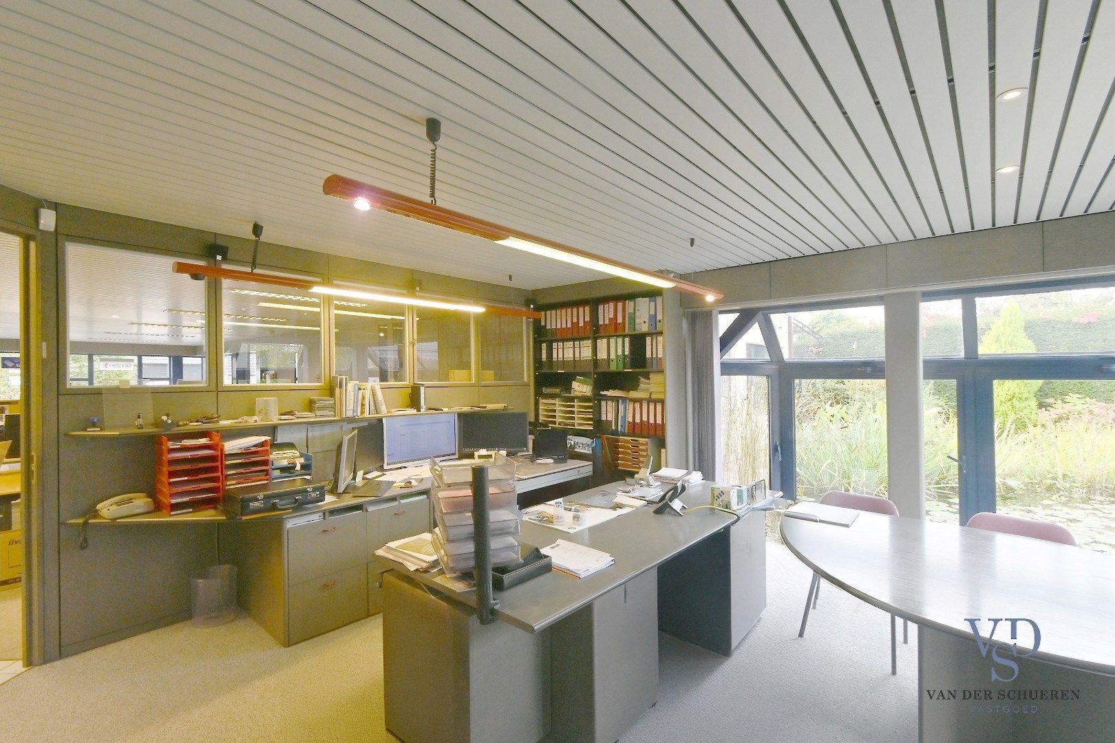 Ruim handelspand met penthouse in villastijl foto 6