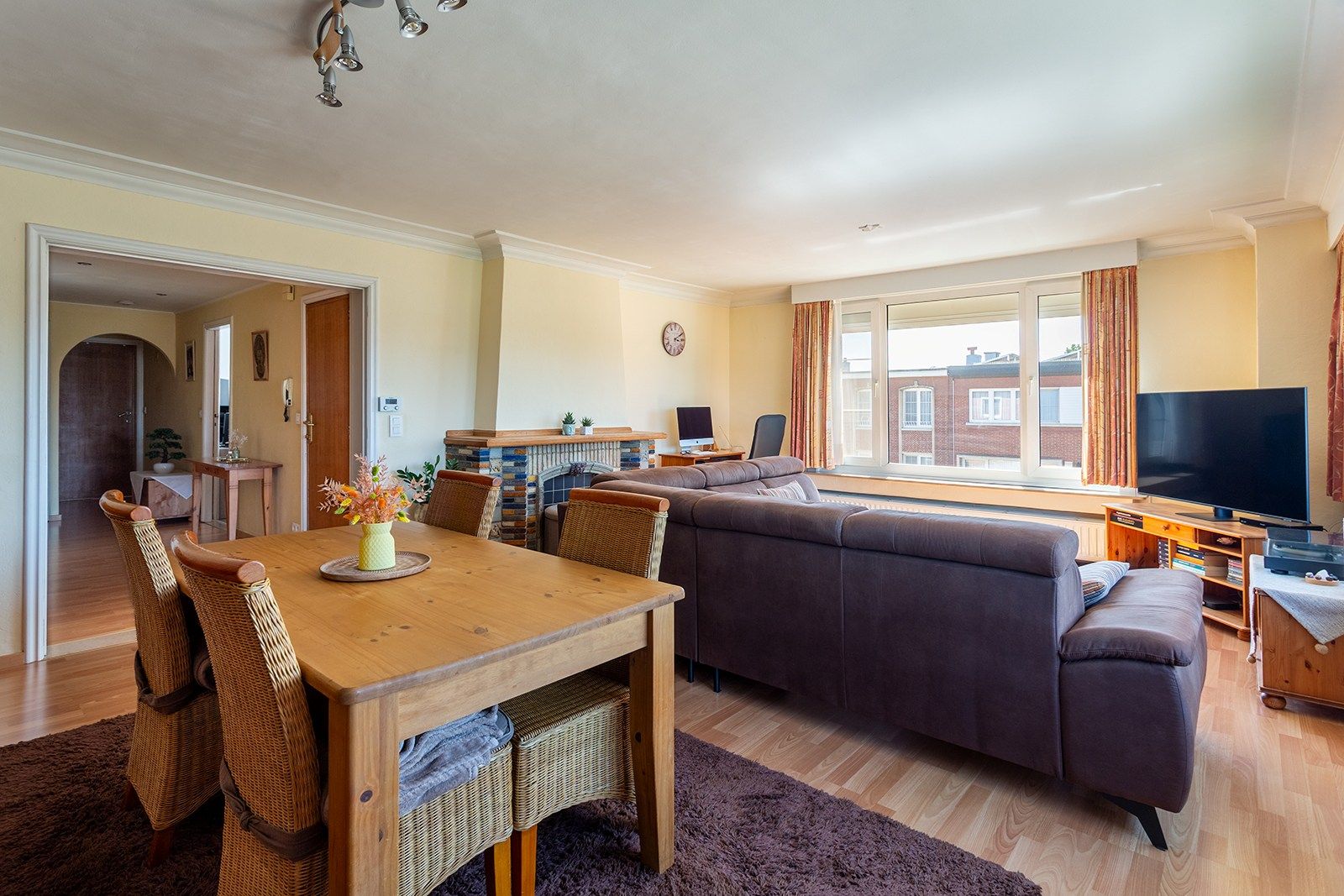 Instapklaar hoekappartement met veel lichtinval op een rustig pleintje foto 2