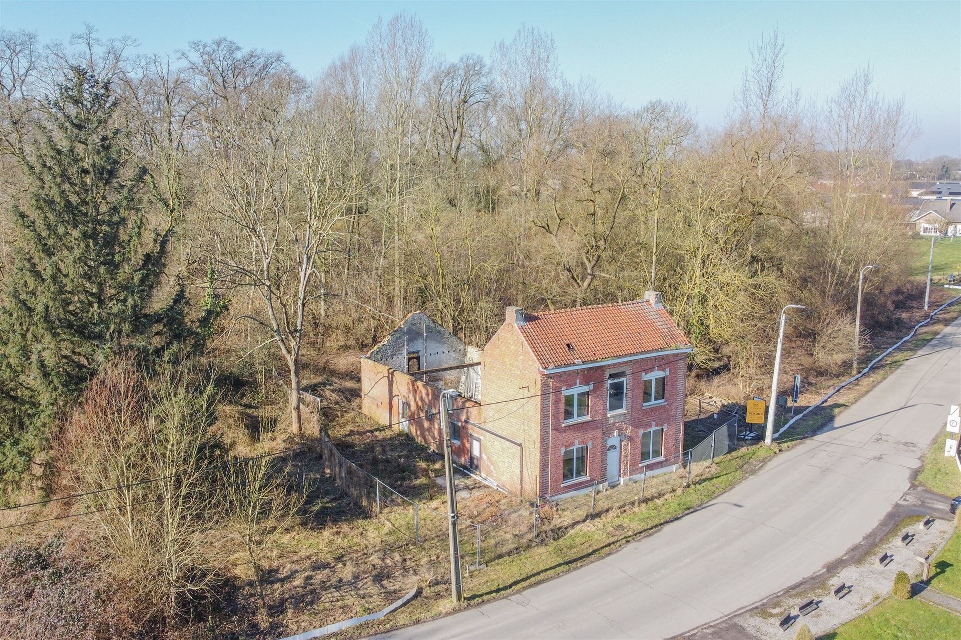 Totaal te renoveren woning gelegen op een prachtig perceel. foto {{pictureIndex}}