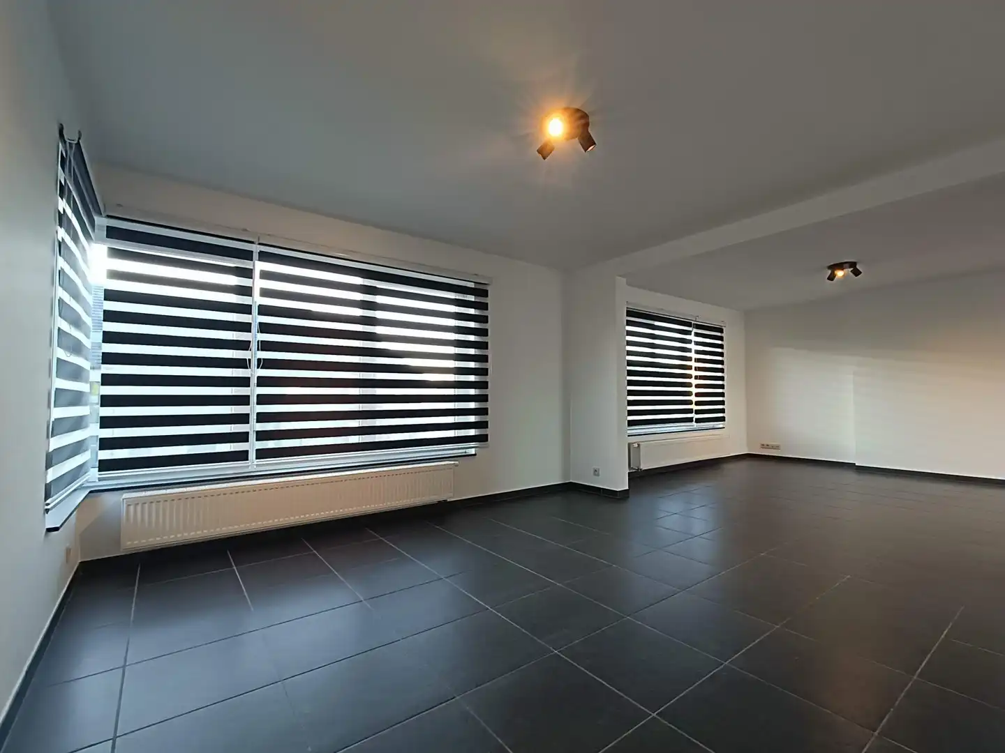 Instapklaar duplexappartement met 2 slpk, terras, garage & 2 parkeerplaatsen te huur in Bilzen foto 8