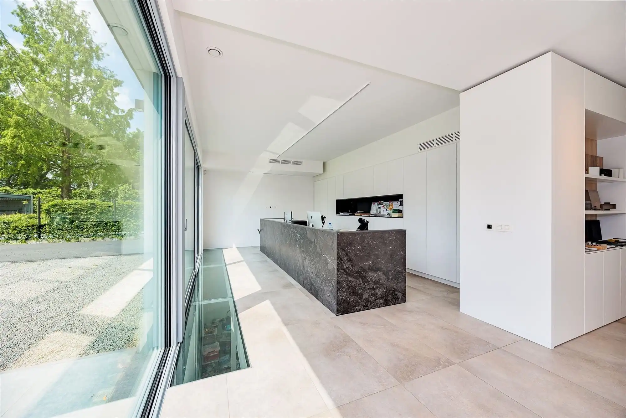 Prachtig afgewerkt gebouw - showroom + villa foto 9