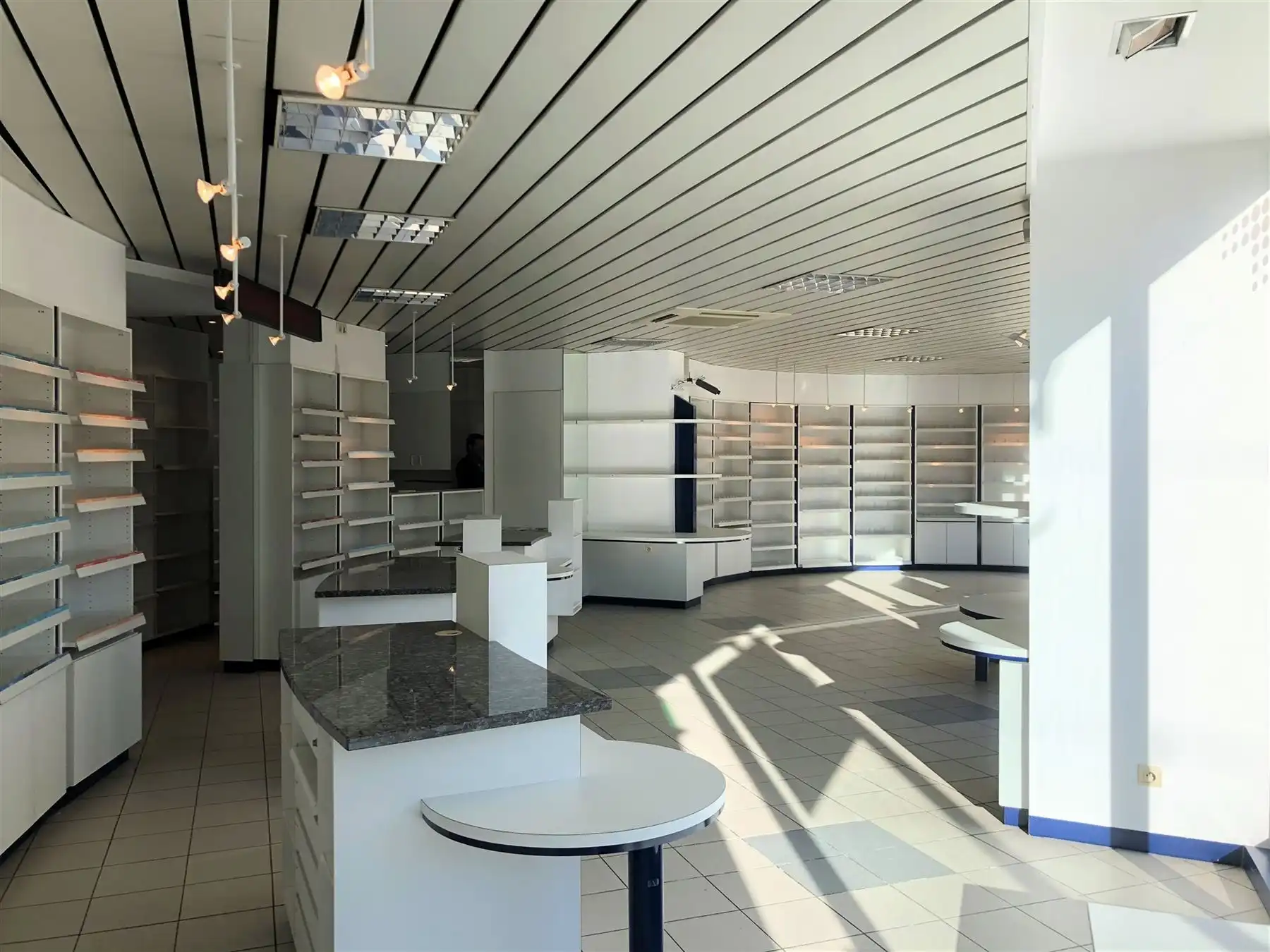 Centraal gelegen en verhuurd handelspand - ideaal voor project! foto 2