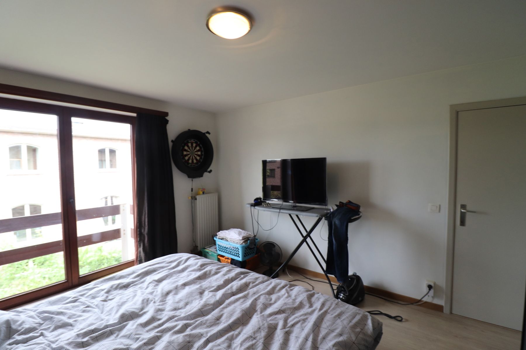 Gerenoveerd appartement op de 2de verdieping met 2 slaapkamers, terrassen en garage. foto 3