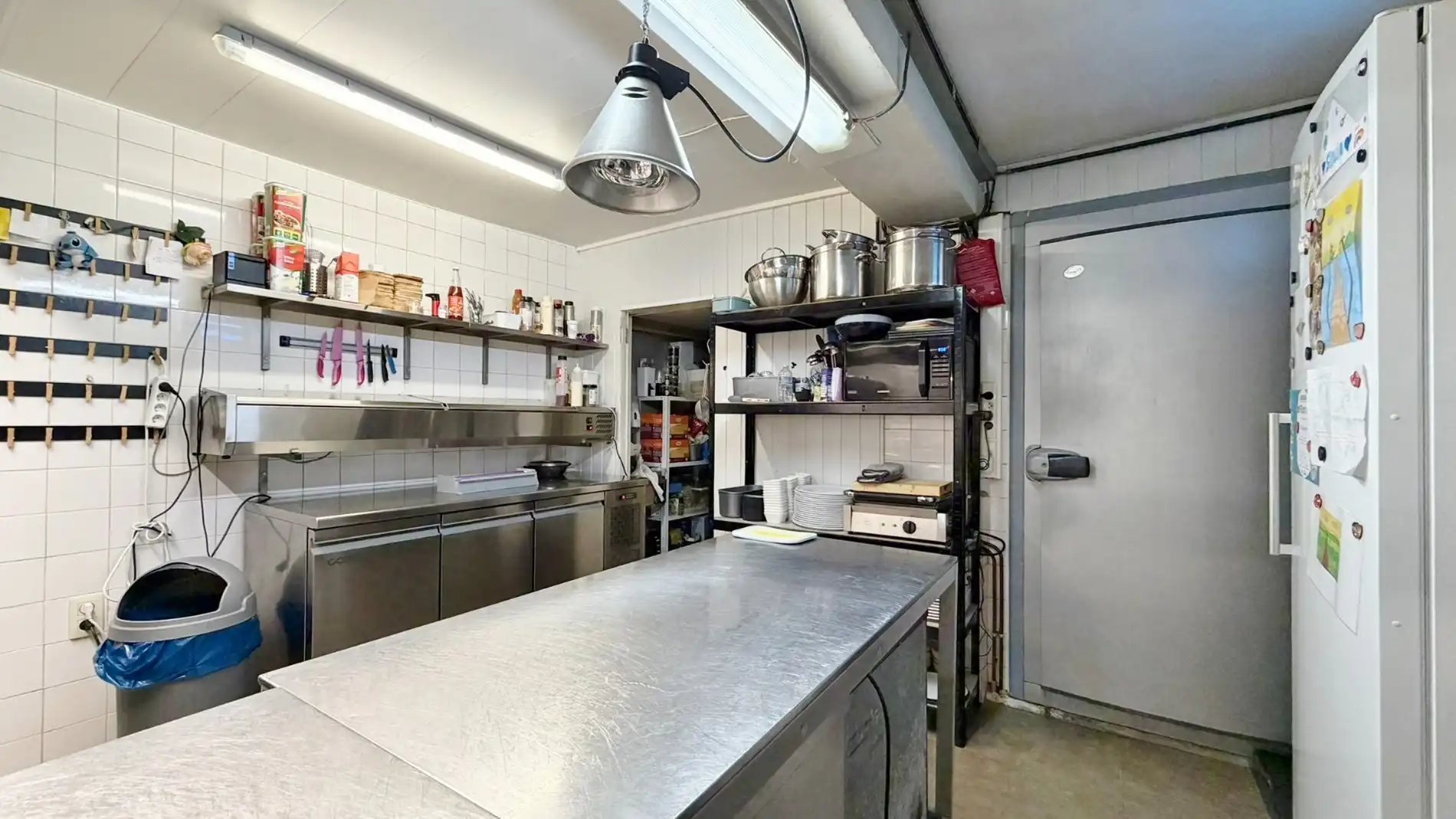 Unieke kans: Instapklaar restaurant met woonst in hartje Watou foto 8