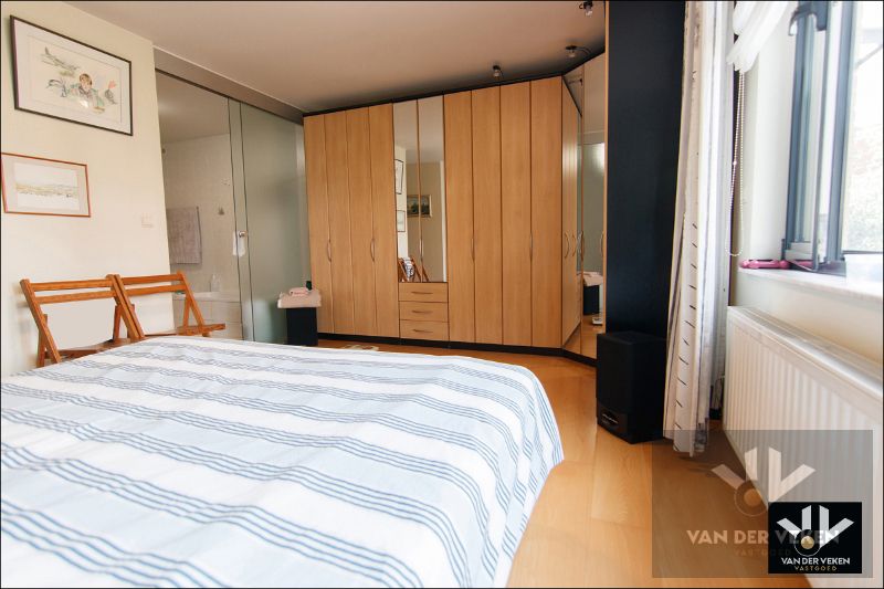 Energiezuinige, instapklare en ruime praktijkwoning met ideale ligging, tal van mogelijkheden en dubbele garage foto 18