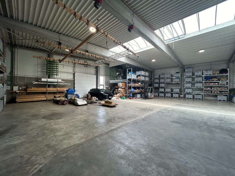 Recente goed gelegen loods (651 m²) met kantoorruimte en 7 parkings foto 3