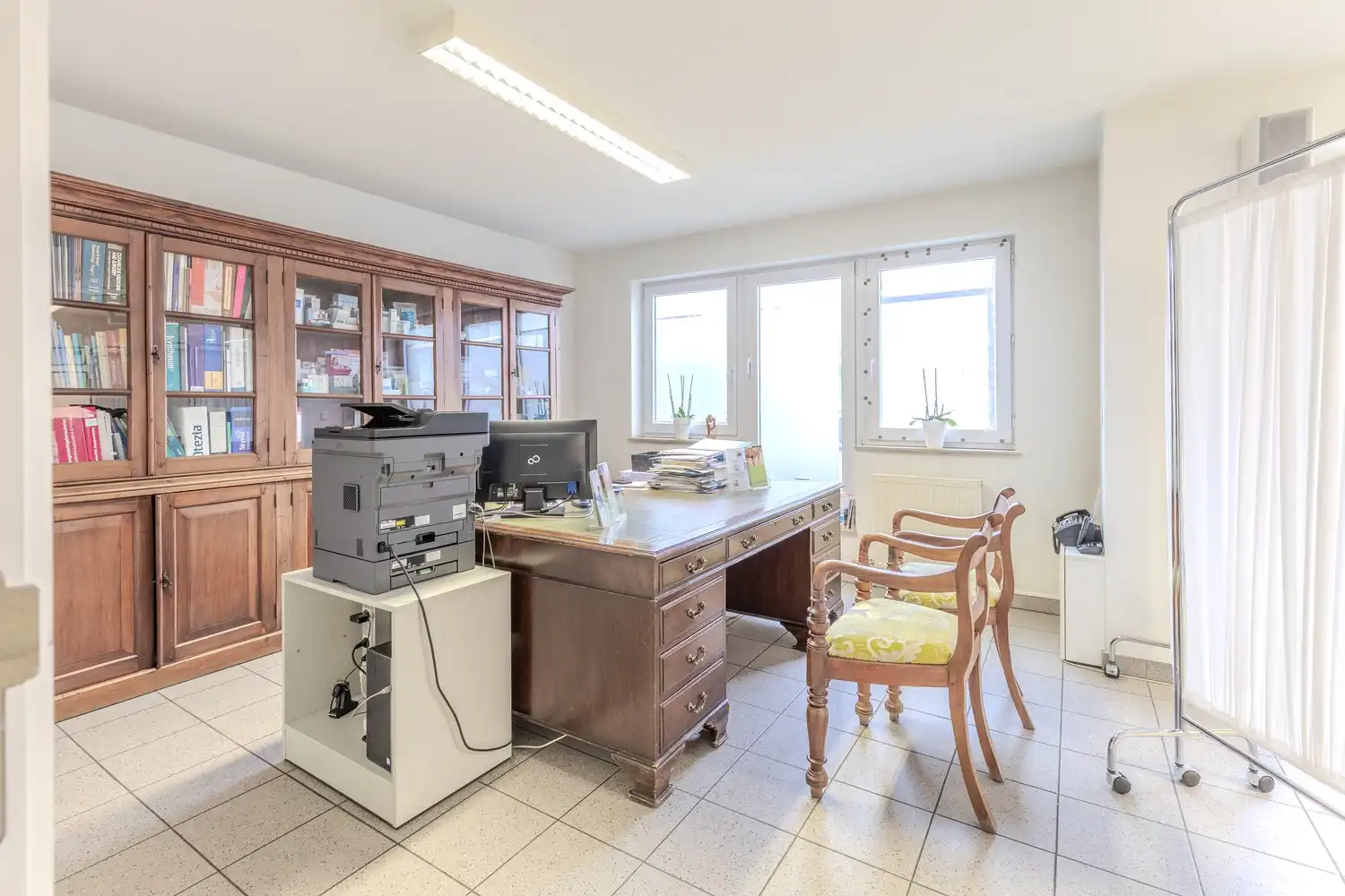 Appartement met drie slaapkamers, momenteel ingericht als dokterspraktijk in Maasmechelen. foto 12