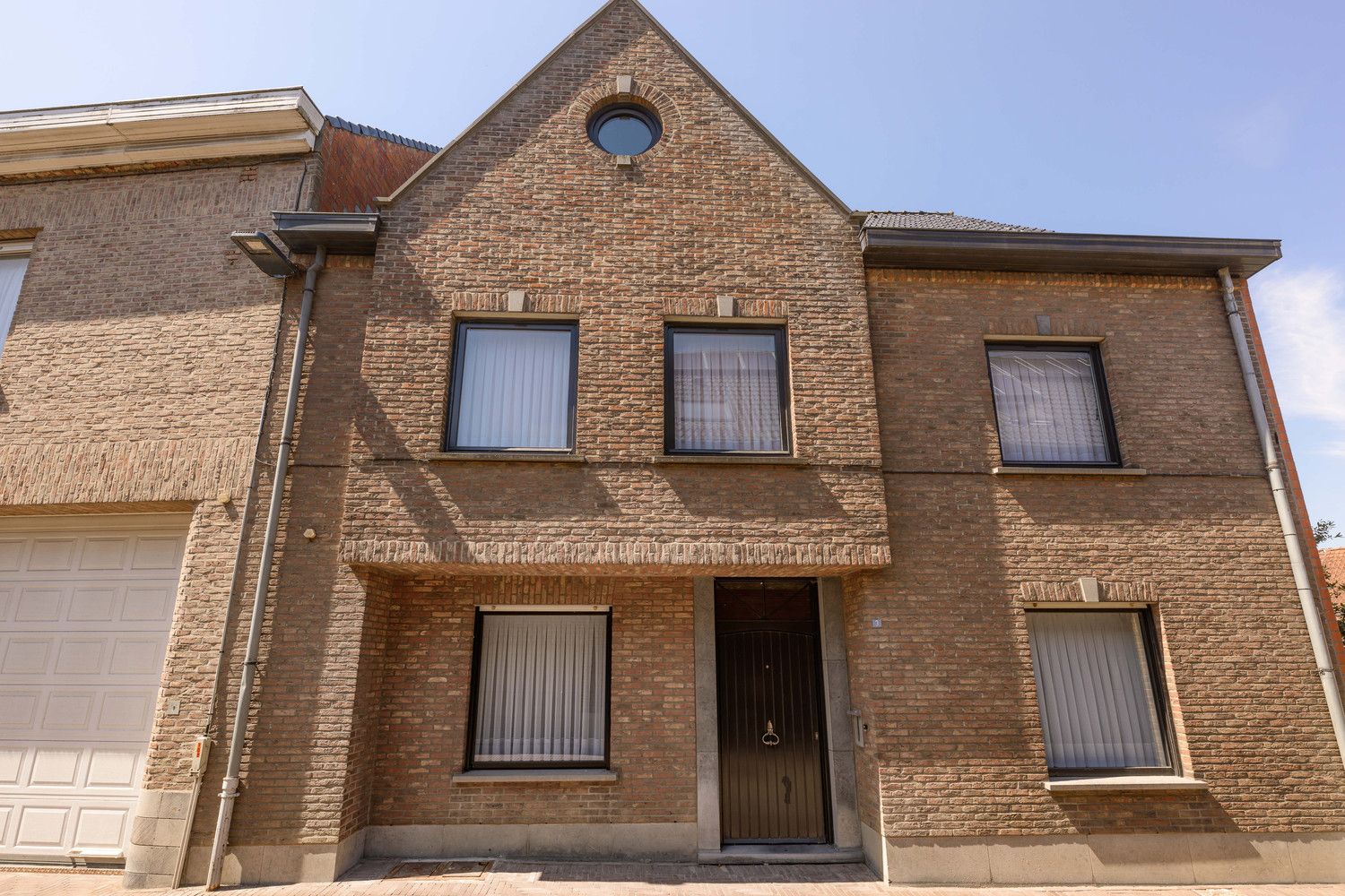 Instapklare woning in het centrum van Meulebeke. foto {{pictureIndex}}
