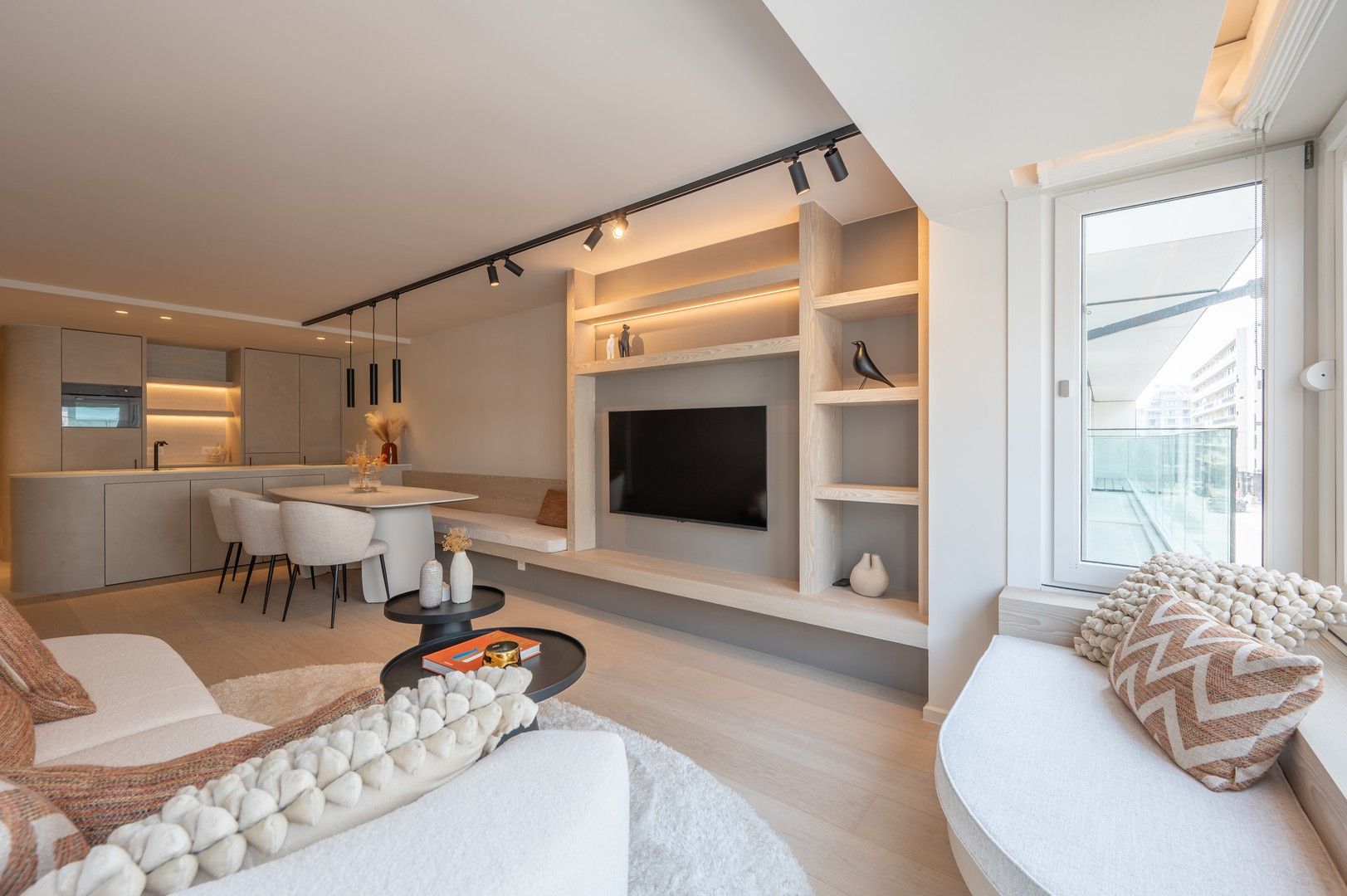 Prachtig gerenoveerd appartement op enkele passen van het Lichttorenplein, het strand en de zee. foto {{pictureIndex}}