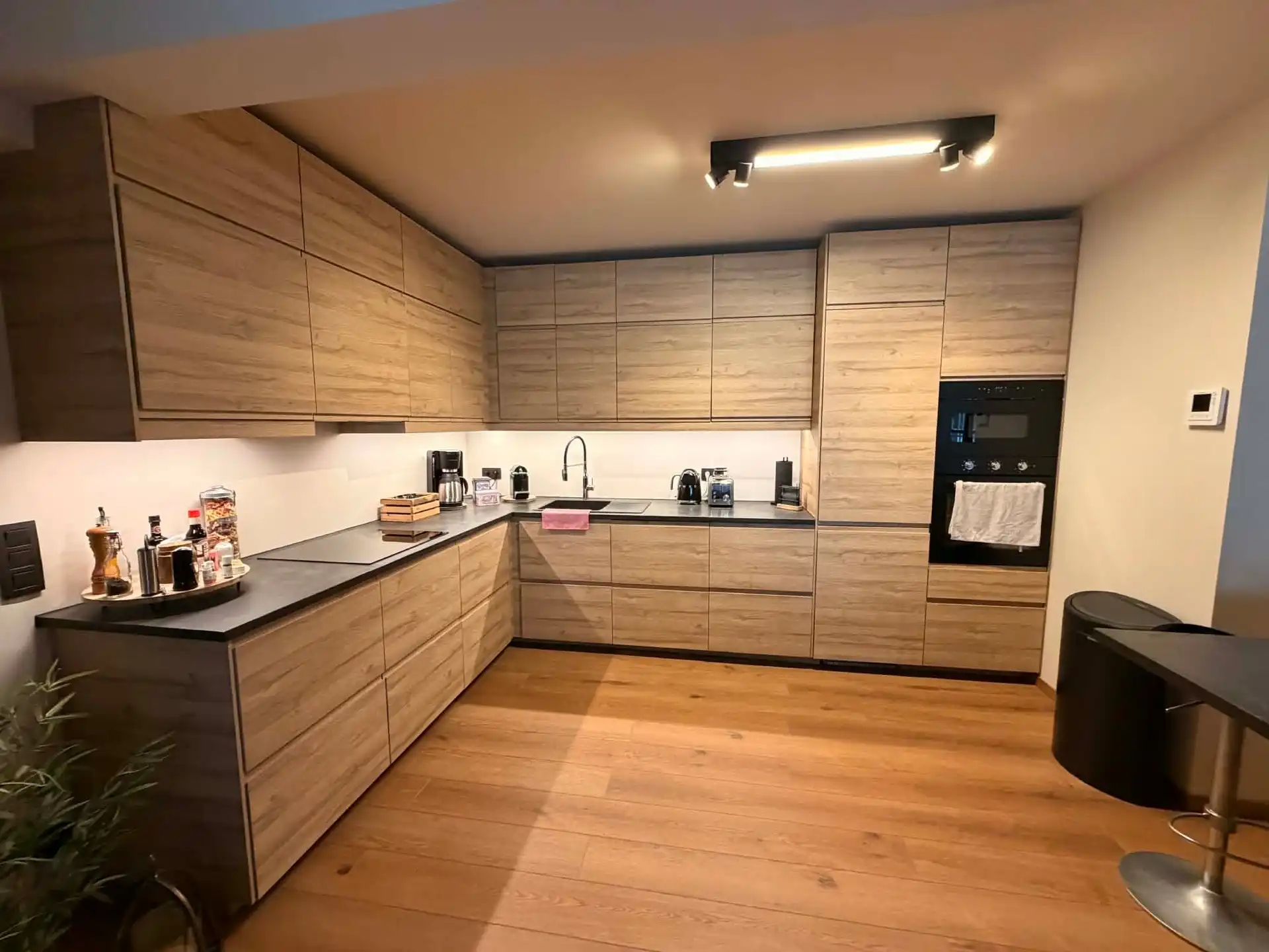 Stijlvol gerenoveerd appartement met terras nabij de vijver in Wemmel foto 5