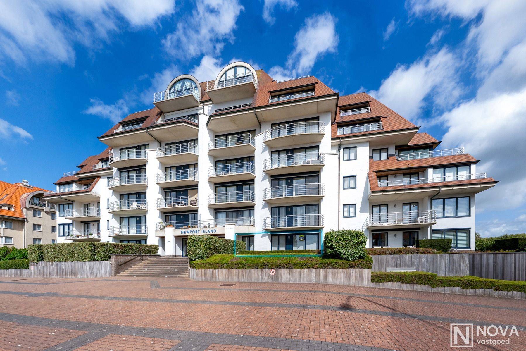 Ruim gelijkvloers appartement met groot terras. foto {{pictureIndex}}