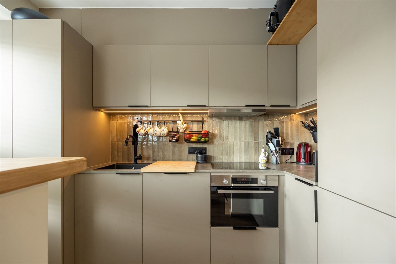 Gerenoveerd appartement (2024) met veranda foto 5