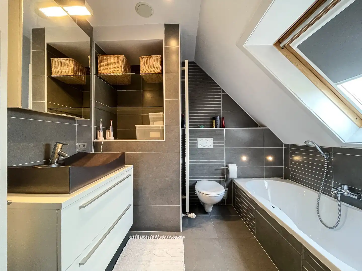 Gemeubeld duplex dakapp. met circa 16 m² terras gelegen in de P. Parmentierlaan op wandelafstand van het Rubensplein en de Zeedijk. foto 18