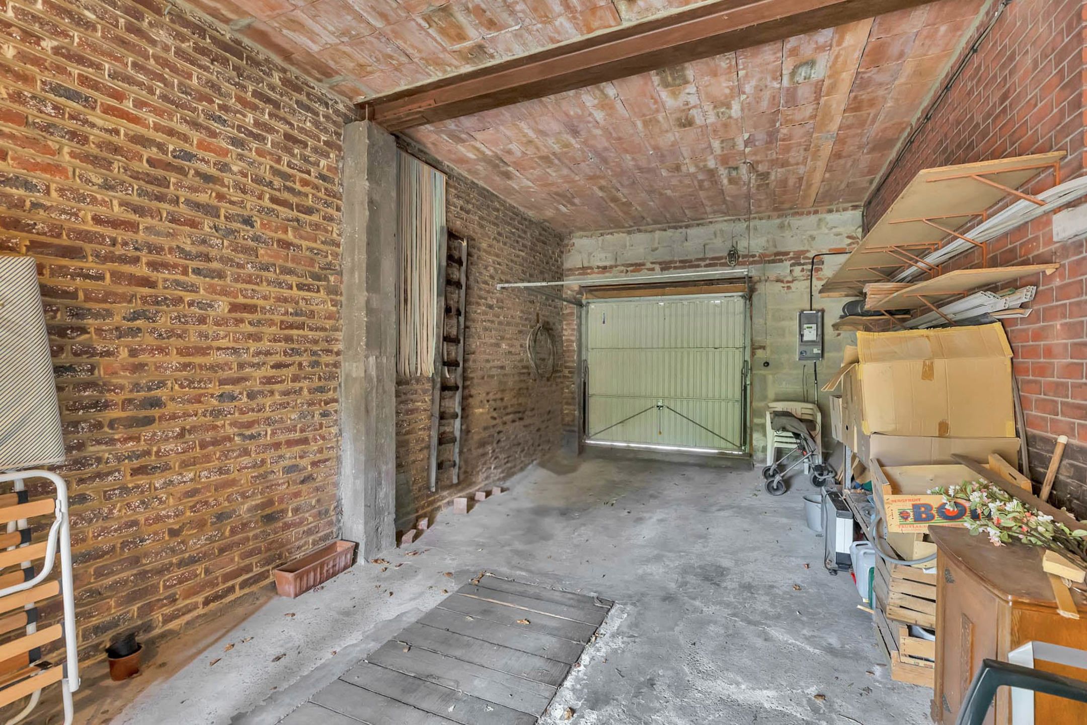 Te renoveren woning met garage en tuin foto 11