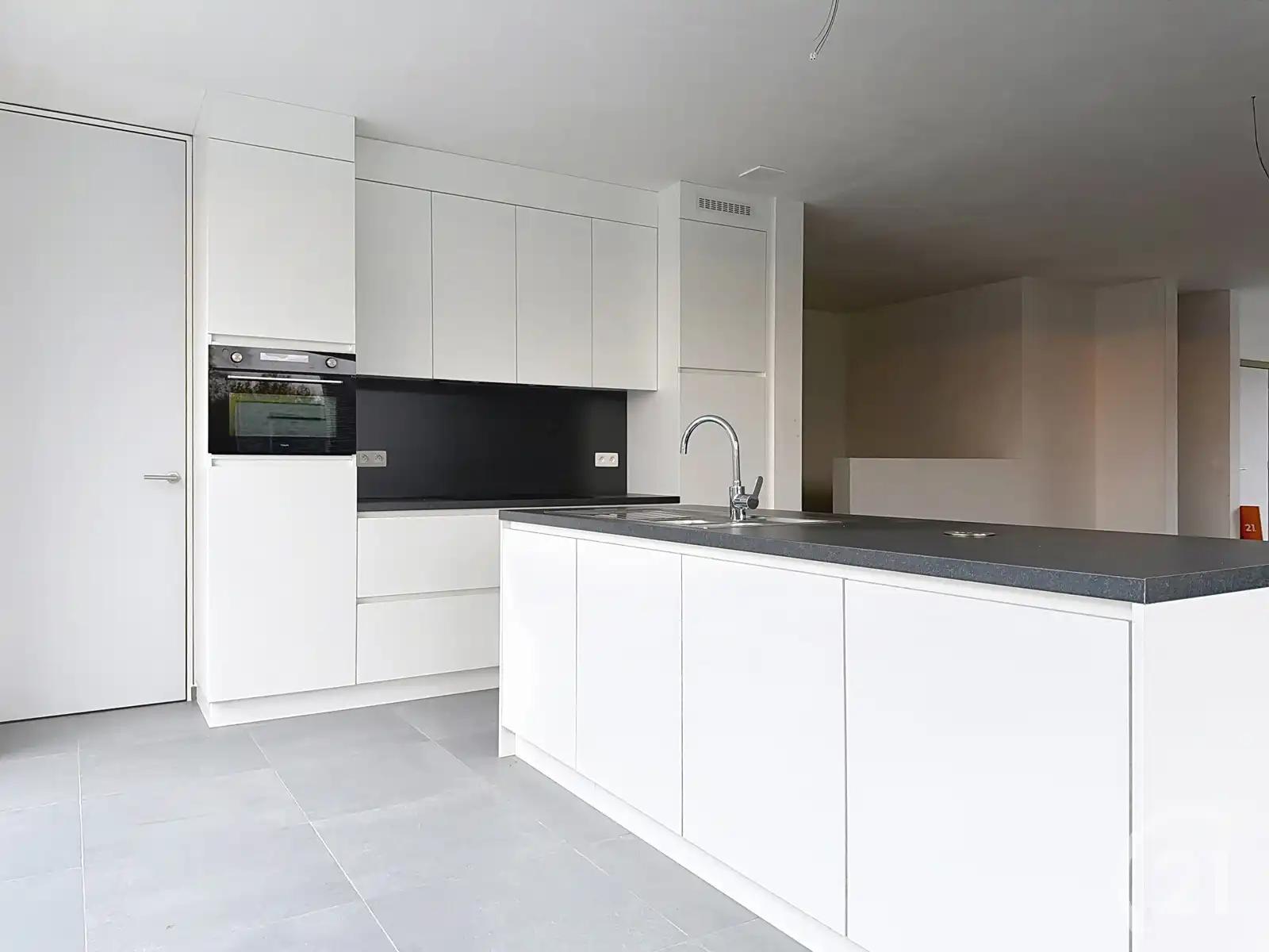 Prachtige nieuwbouwwoning in heel rustige straat te koop! foto 3