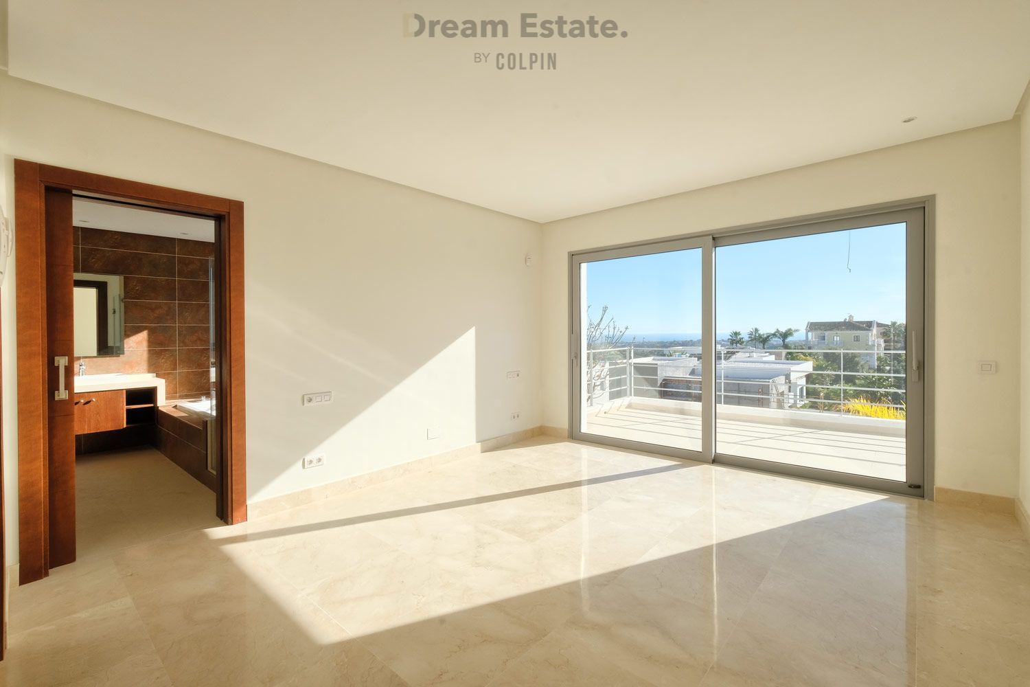 Nieuwe moderne villa met uitzicht op zee en bergen. foto 37