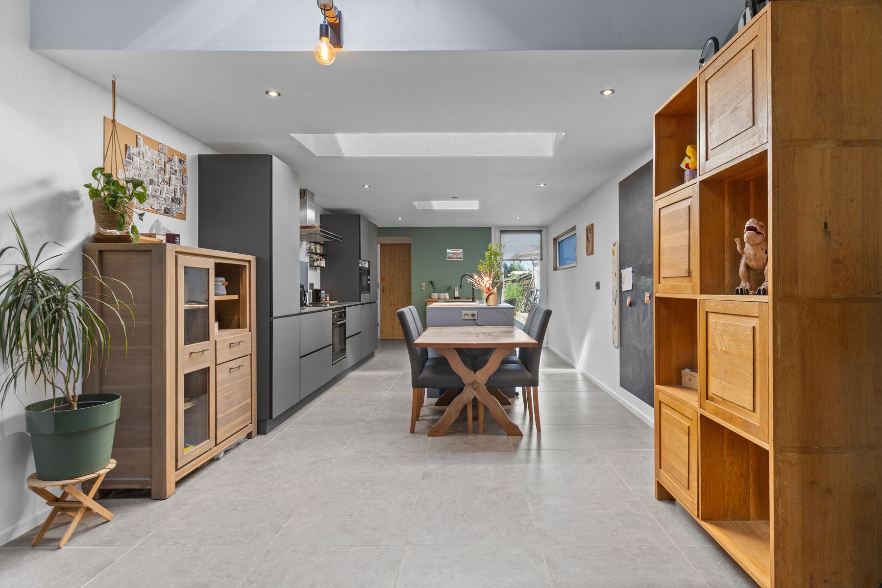 Instapklare gerenoveerde starterswoning met 2 slpks en oostgerichte tuin (500m2) foto 3
