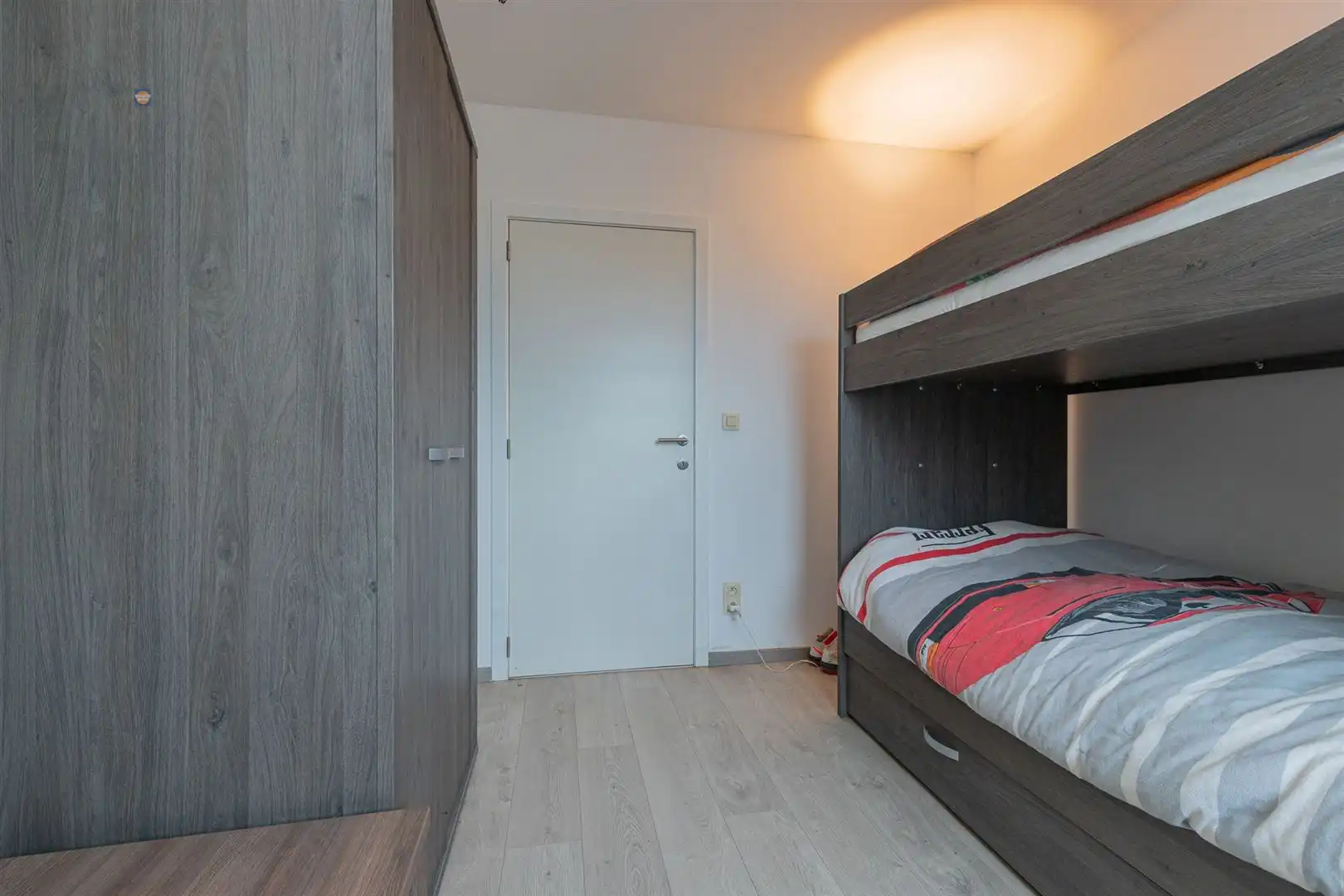 Ruim 3-slpk appartement met 2 autostaanplaatsen foto 8