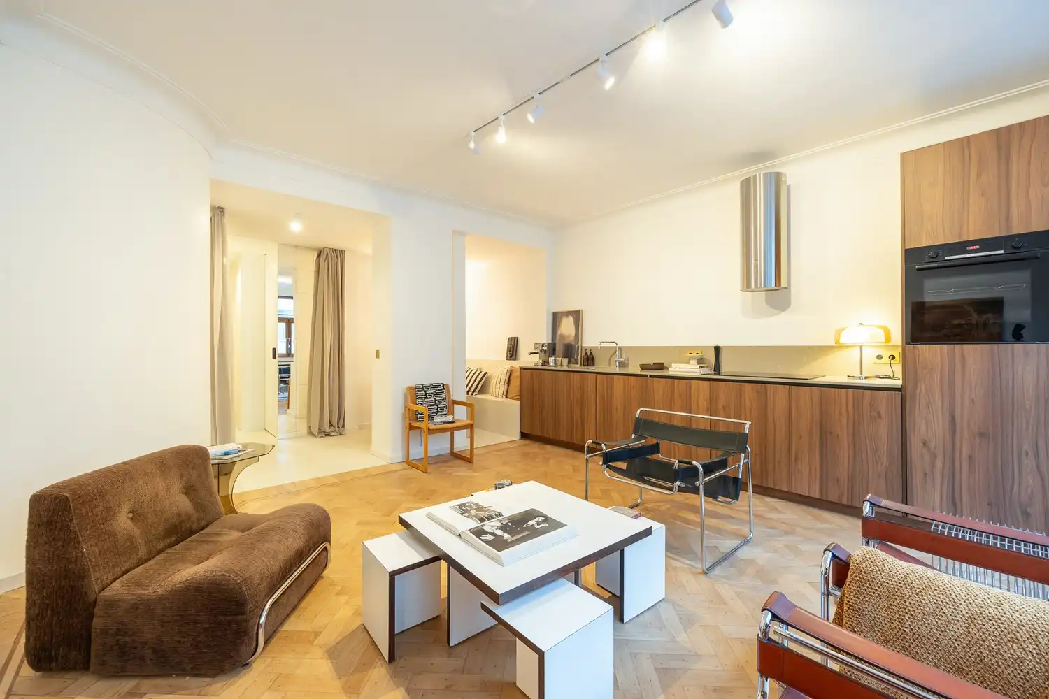 Instapklaar designappartement aan het Stadspark – tijdloze elegantie in hartje stad foto {{pictureIndex}}