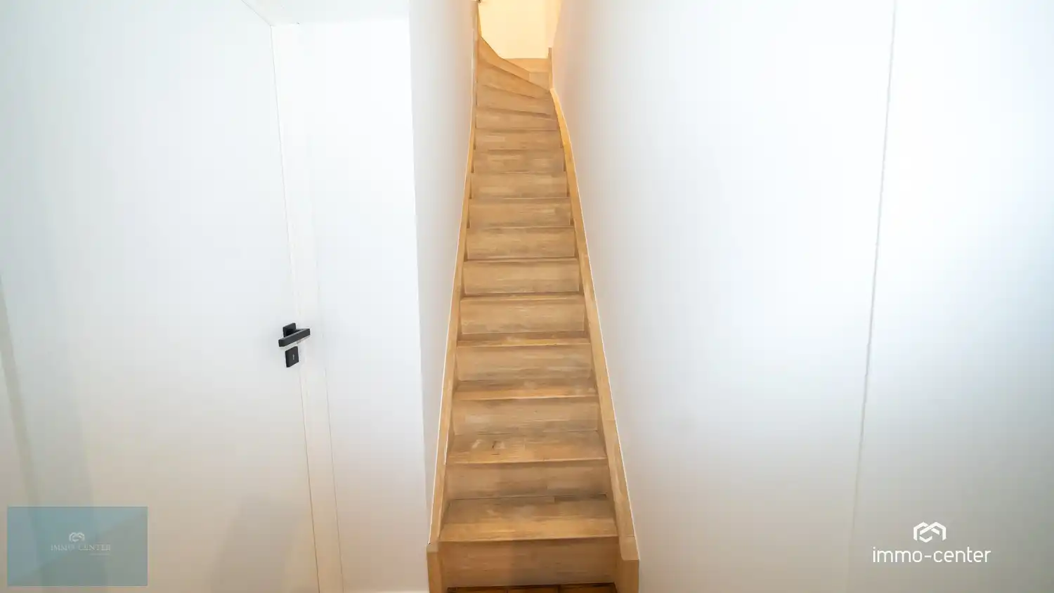 🏡 Gerenoveerde gezinswoning met tuin in Genk – EPC.   C foto 11