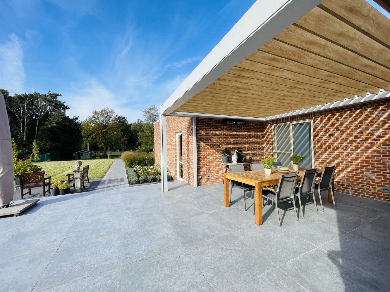 Hoogwaardig gerenoveerde woning met verzorgde tuin foto 6