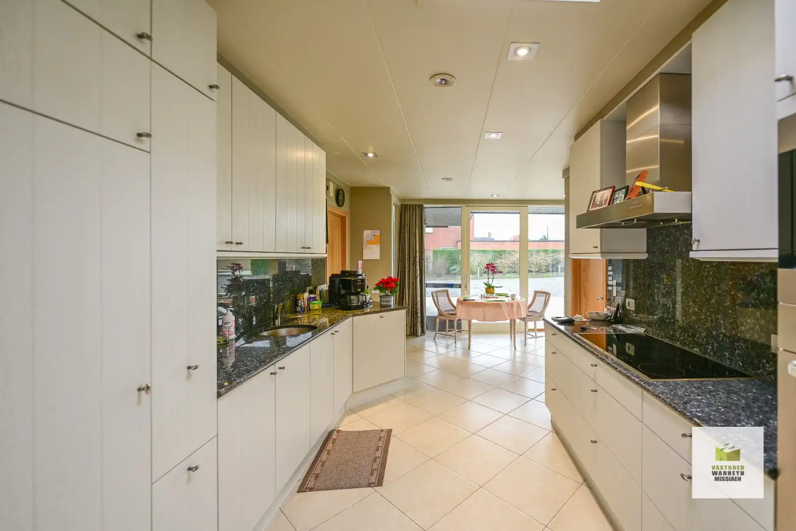 Gelijkvloerse woning met praktijkruimte (50m2) en loods (300m2) foto 6