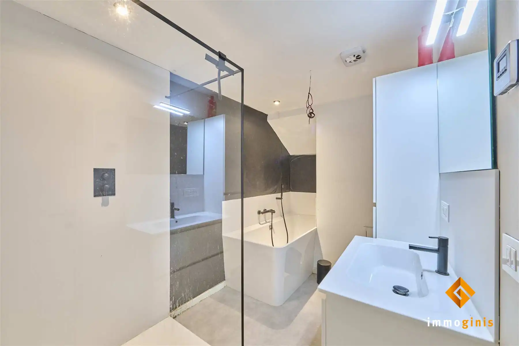 Ruime, gerenoveerde woning met 6 slaapkamers en loods (180m²) op een perceel van 71a44ca. foto 20