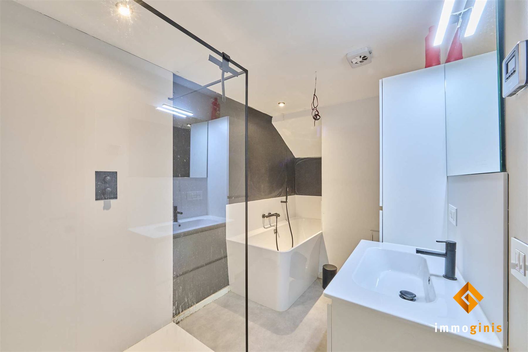 Ruime, gerenoveerde woning met 6 slaapkamers en loods (180m²) op een perceel van 71a44ca. foto 20