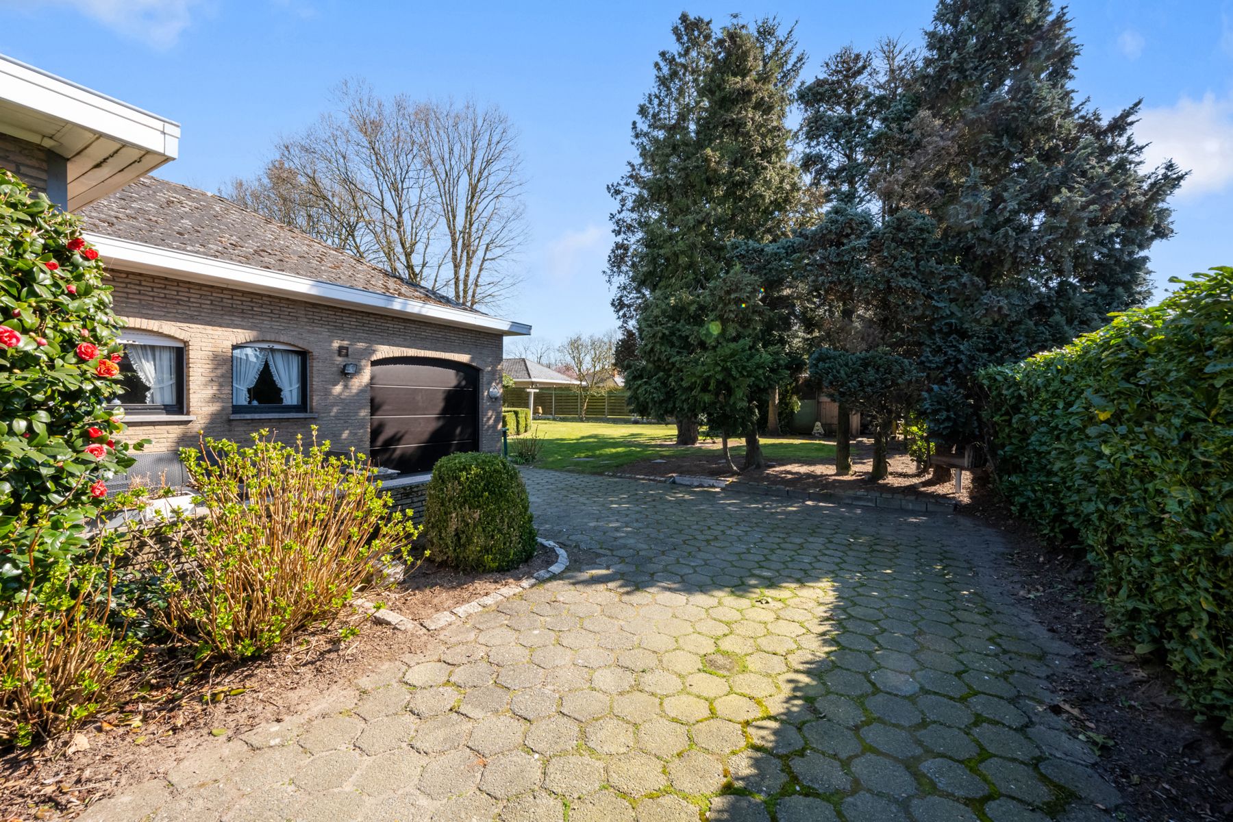 Ruime bungalow met veel potentieel en grote tuin! foto 3