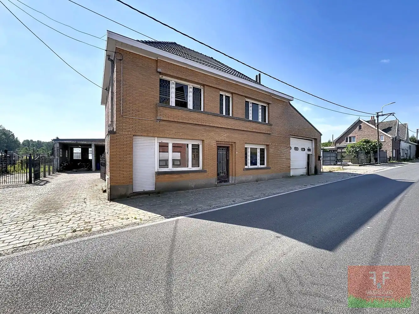 Open bebouwing met 6 slaapkamers, 3 badkamers, inpandige garage en ruime tuin foto 21