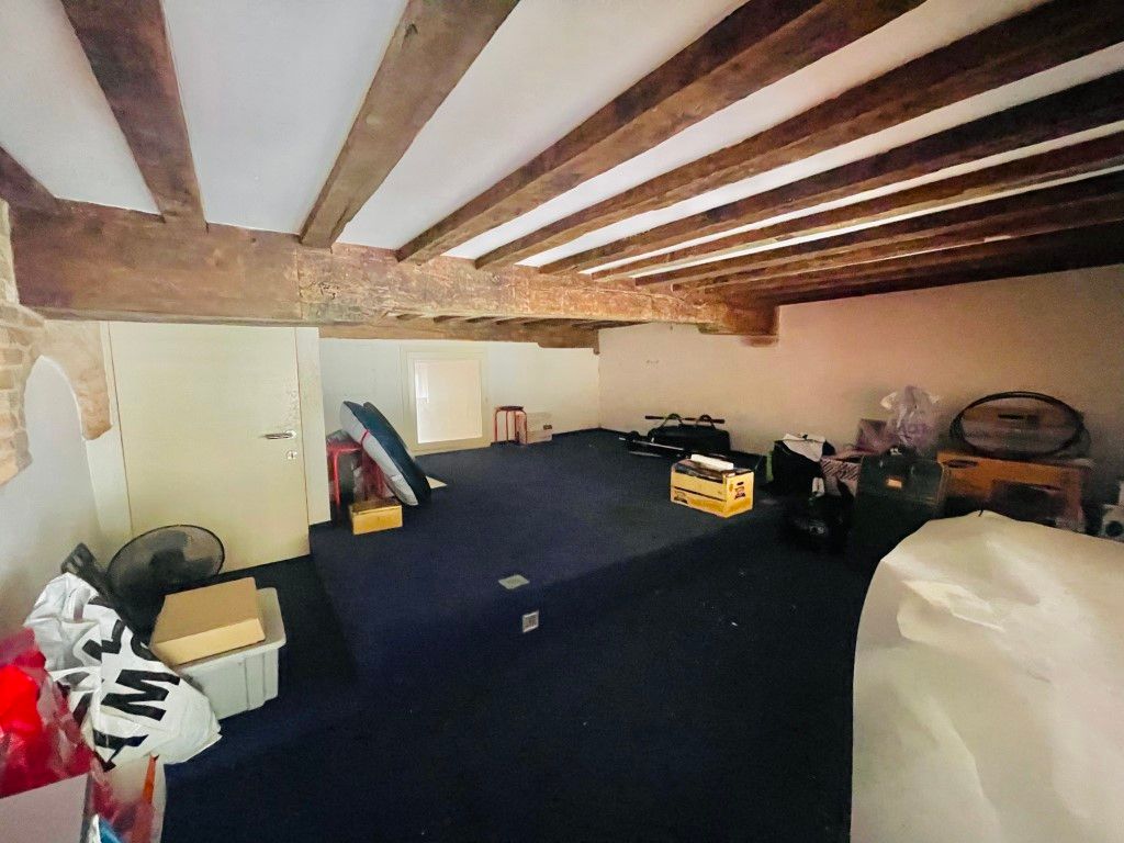 In Hartje Brugge , in het historisch centrum Uniek gelijkvloers appartement van 95m² met plafondhoogte van 3,8 meter in de living en uitgang aan de Gouden Handrei. foto 15