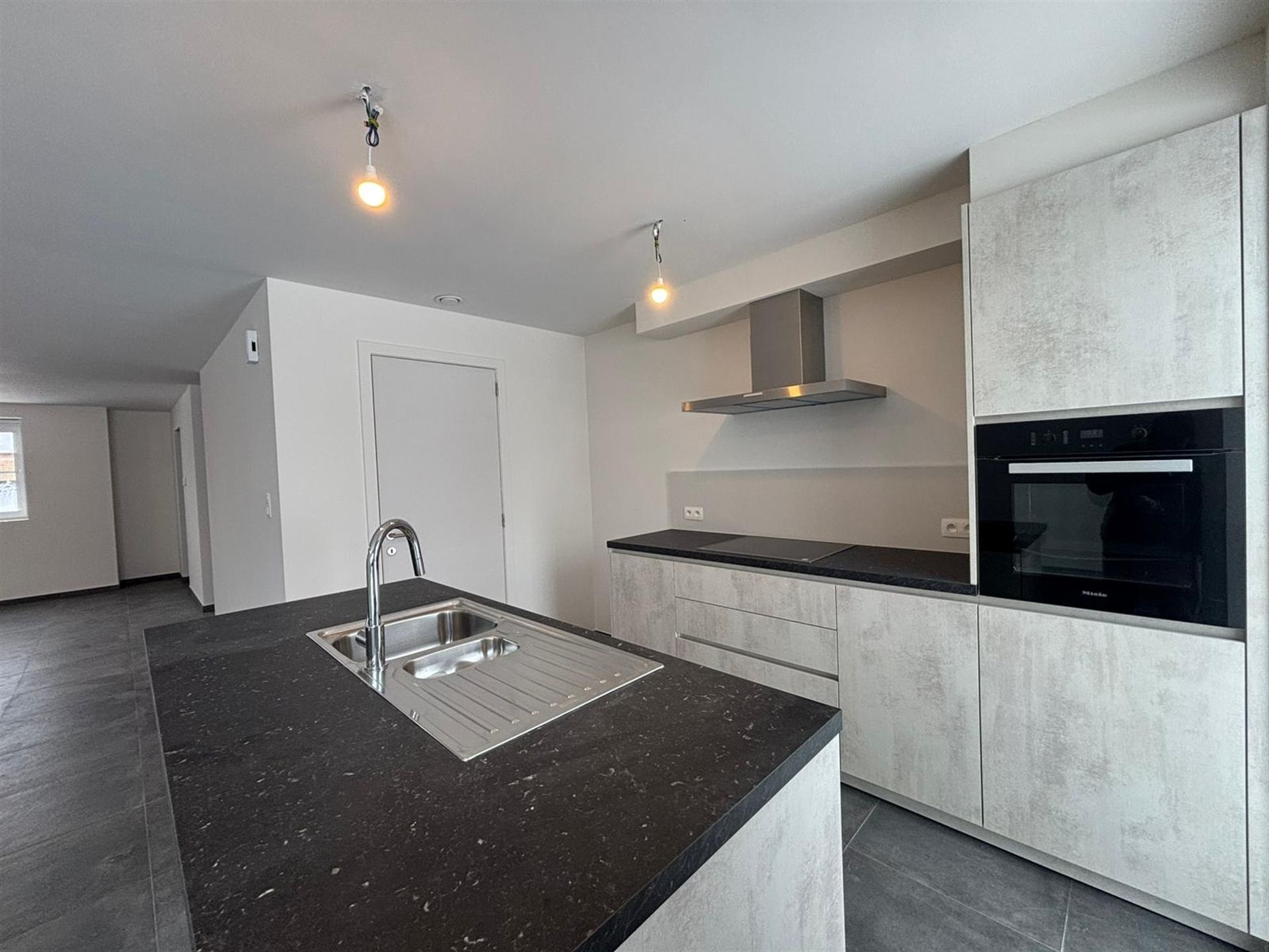 Rustiggelegen, hoogwaardig afgewerkte nieuwbouwwoning nabij het centrum! foto 10