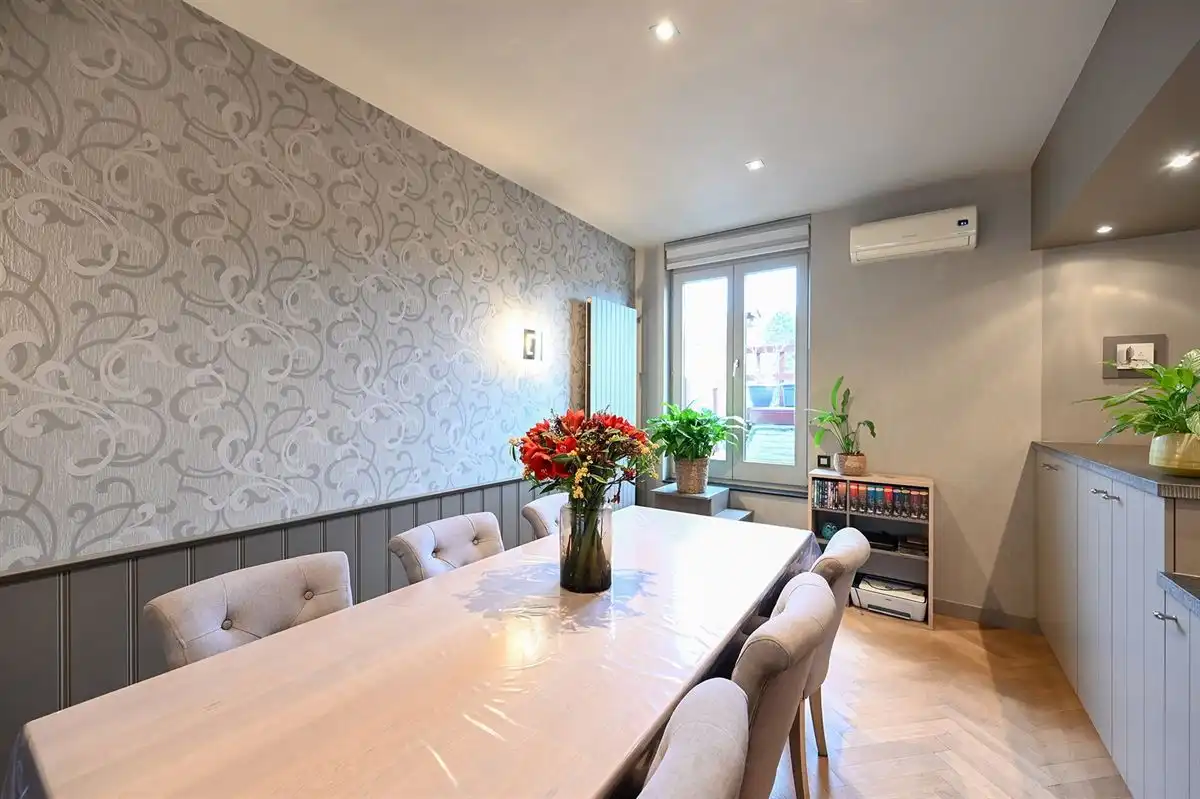 Mooie en gerenoveerde woning in populaire straat te Borgerhout foto 4
