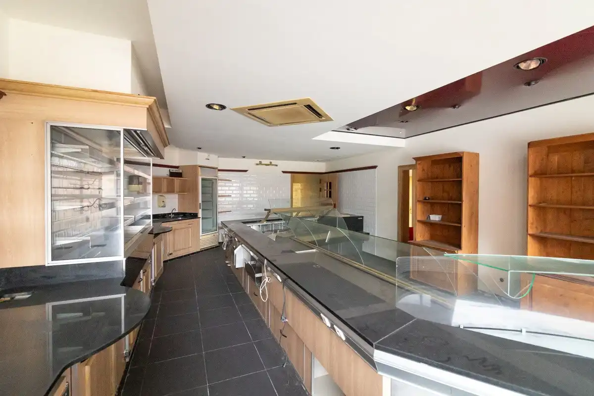 Ruime handelspand van 209m² met garage in hartje van Paal  foto 2