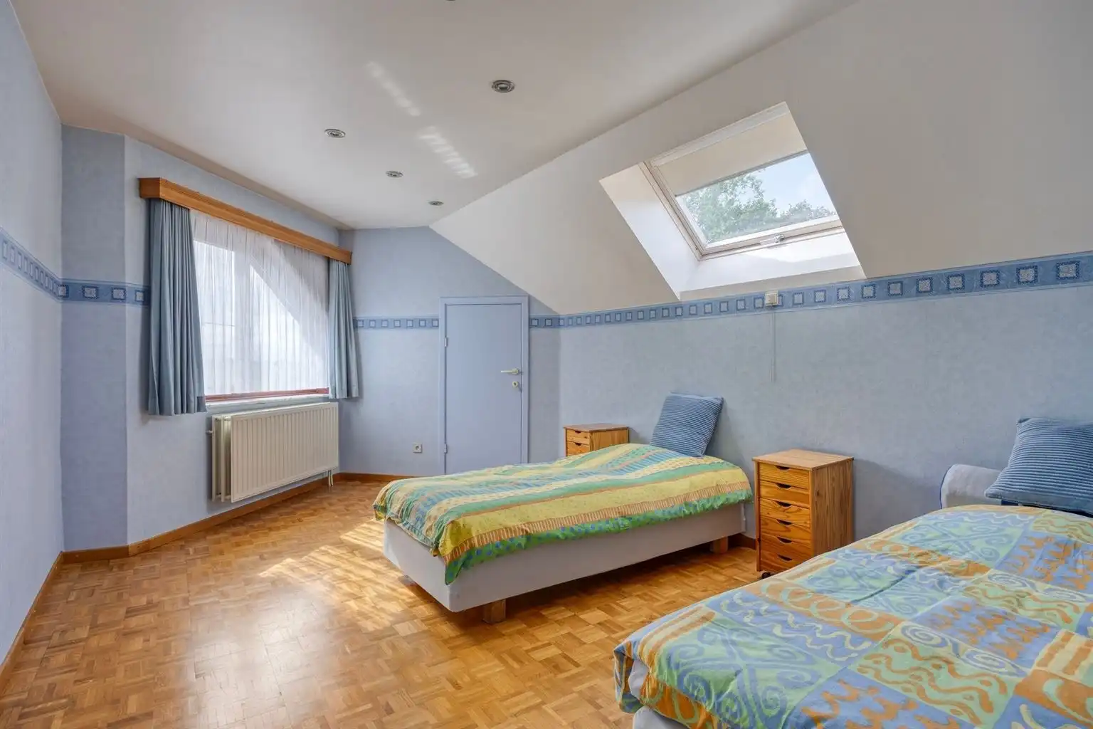 Toffe, vrijstaande split-level woning met 4 slaapkamers, inpandige garage, prachtig aangelegde tuin en zonnepanelen, rustig gelegen in het landelijke Ophoven.  foto 23
