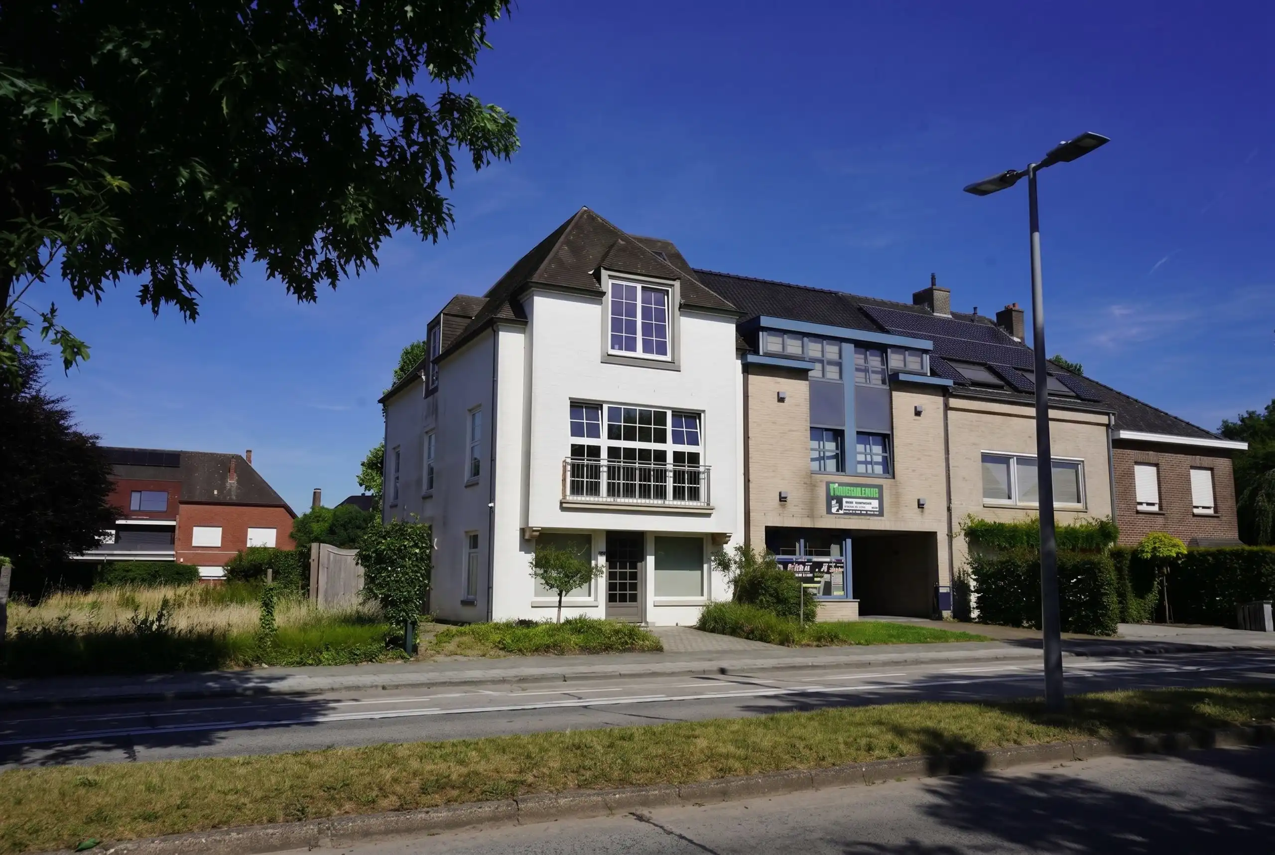 Commerciële toplocatie: voormalige dokterspraktijk van 55 m² foto {{pictureIndex}}