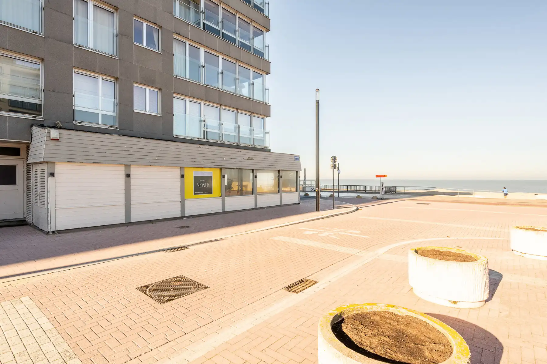 Horeca pand gelegen op een top locatie, op de hoek van de Zeedijk-Knokke en het Lichttorenplein! foto {{pictureIndex}}